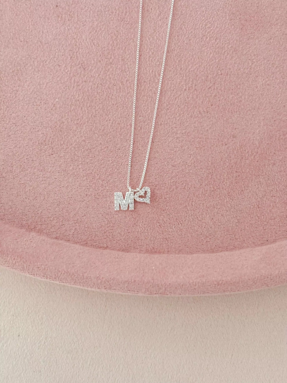 Colar mini inicial cravejada + coração